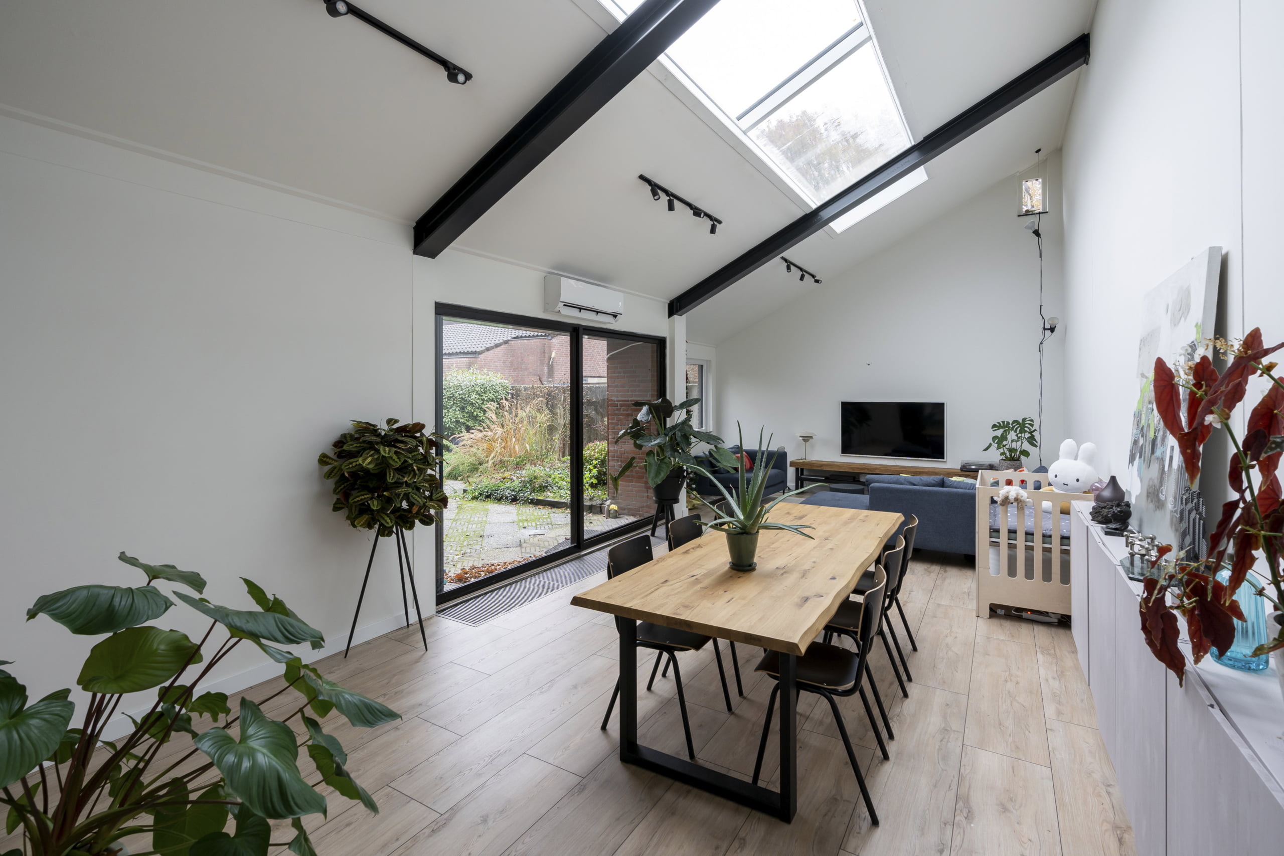 Lessenaar in een schuin dak bij een woning aanbouw