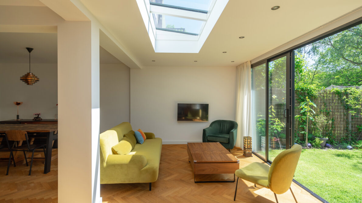 Lessenaar in een luxe aanbouw aan huis