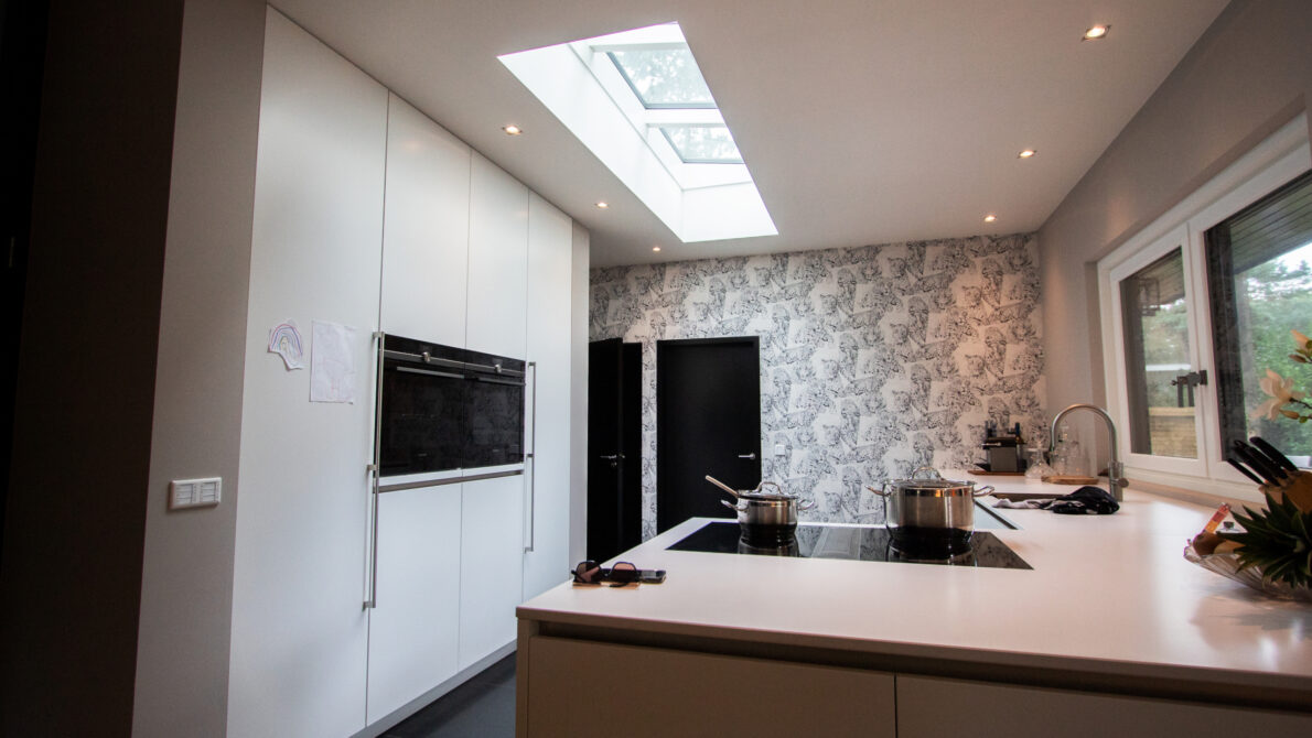 Lichte keuken met lichtstraat in Apeldoorn
