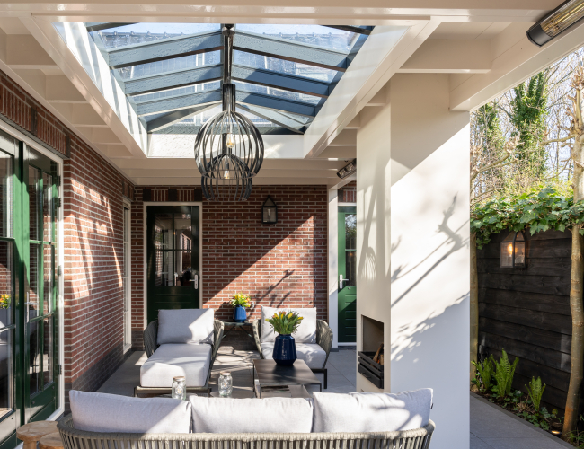 Zwarte lichtstraat in veranda aan huis
