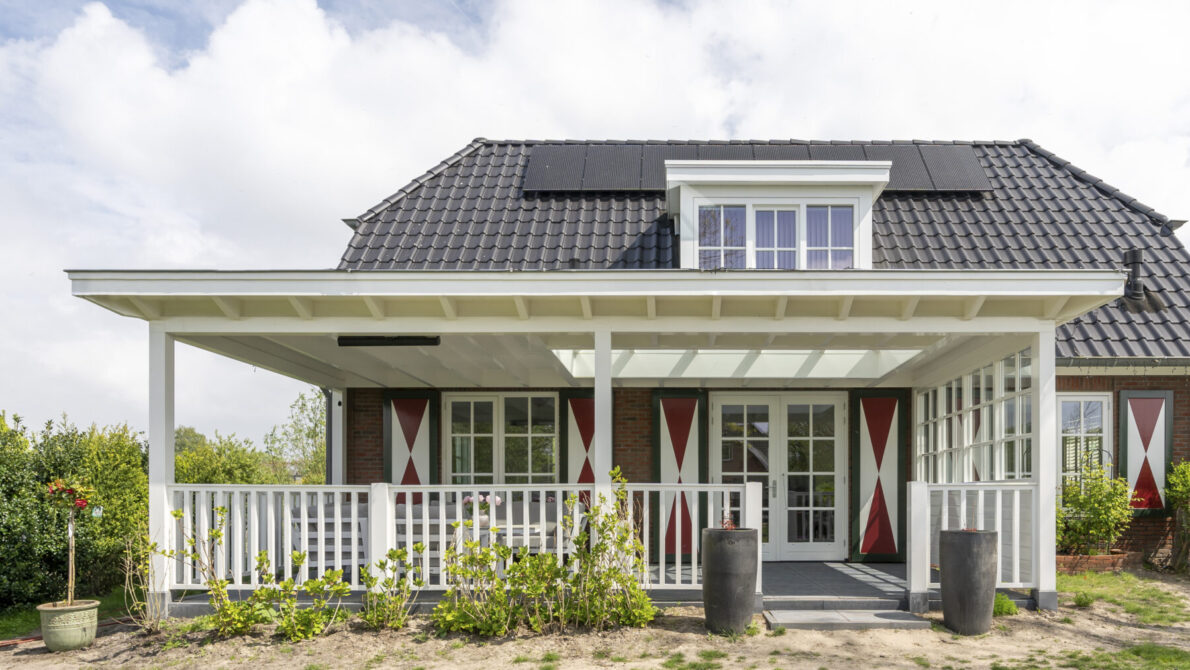 Houten veranda met lichtstraat