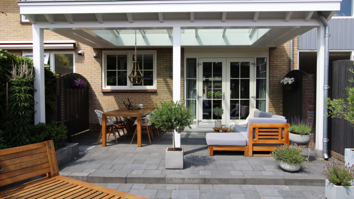 Zadeldak in moderne veranda te Ede