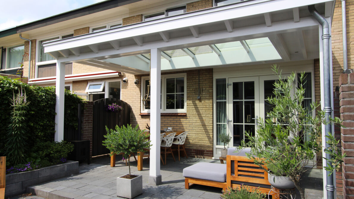 Zadeldak in veranda te Barneveld